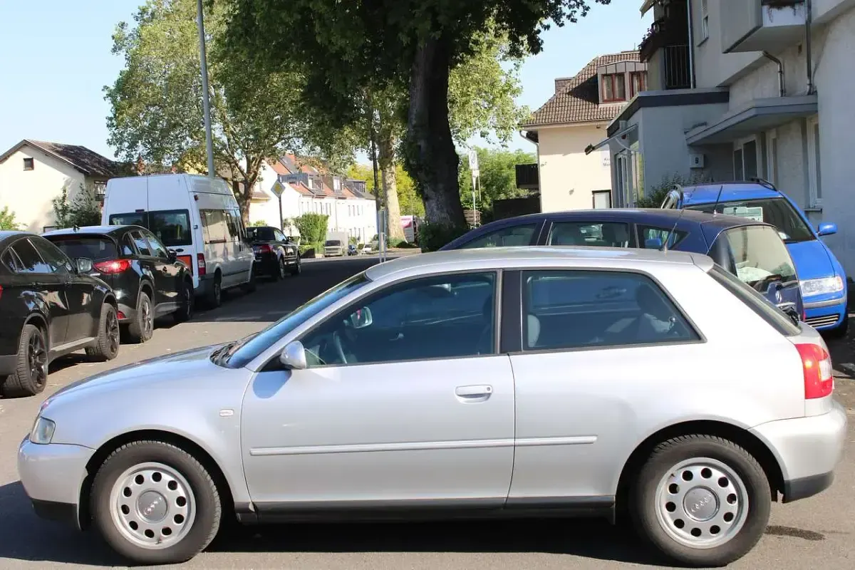 Gebraucht Audi A3 Attraction 101 PS (74 kW) 2002 Silber Kleinwagen