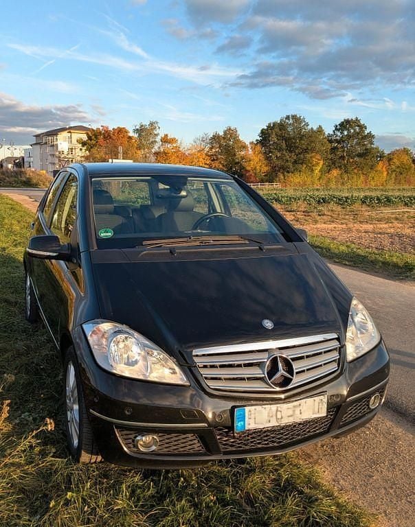 Schwarz Gebraucht 2011 Mercedes A180 Avantgarde Limousine | 3.300 € (Superpreis) - Bild 1/4