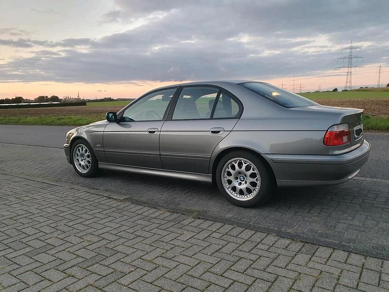 Grau Gebraucht 2002 BMW 520 Lifestyle Limousine | 10.999 € - Bild 1/4
