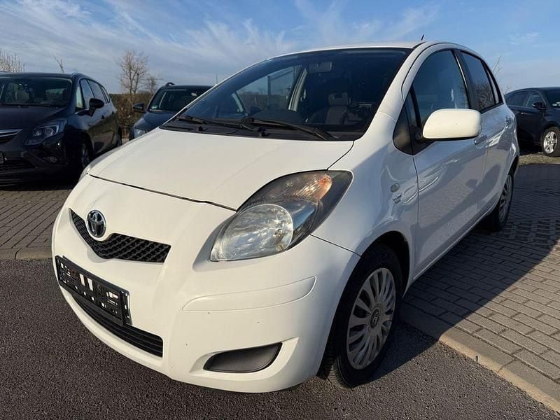 Gebraucht Toyota Yaris 69 PS (50 kW) 2011 Weiß Kleinwagen