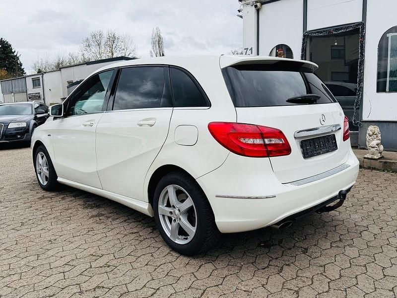 Gebraucht Mercedes B180 122 PS (89 kW) 2011 Weiß Van / Kleinbus