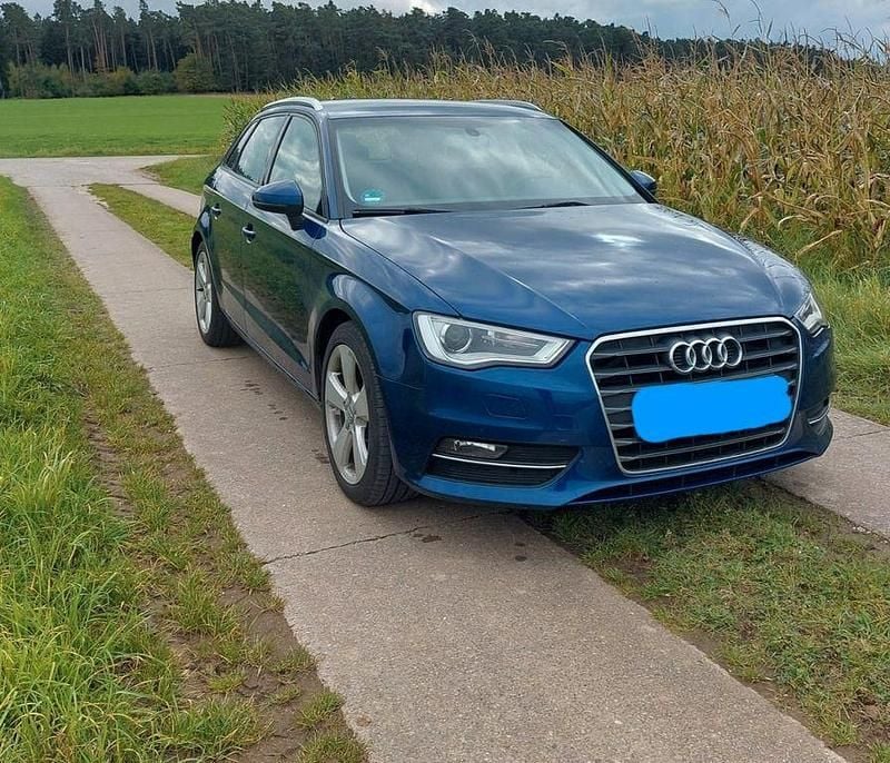Blau Gebraucht 2014 Audi A3 Ambiente Limousine | 8.990 € (Guter Preis) - Bild 1/4
