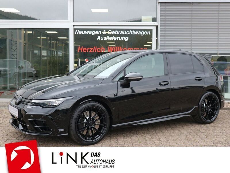 Grenadillschwarz metallic Gebraucht 2024 VW Golf VIII Black Edition Limousine | 53.850 € (Teuer) - Bild 1/4