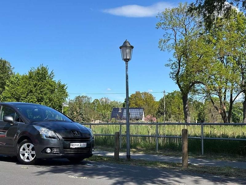 Grau Gebraucht 2010 Peugeot 5008 Premium Van / Kleinbus | 4.299 € (Guter Preis) - Bild 1/4