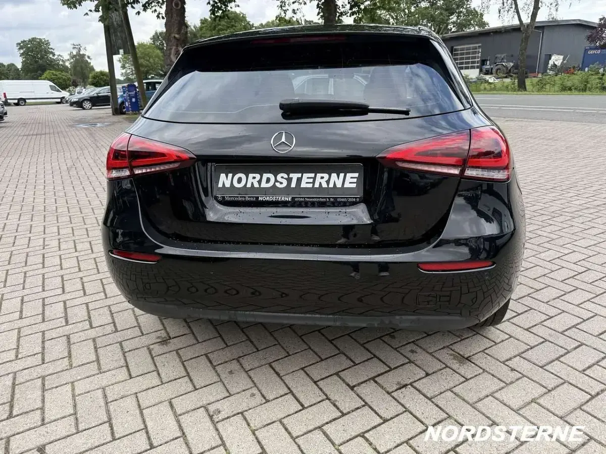 Gebraucht Mercedes A180 116 PS (85 kW) 2019 Nachtschwarz  unilack Kleinwagen