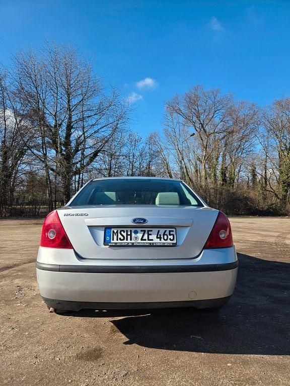 Gebraucht Ford Mondeo Ghia 145 PS (106 kW) 2001 Silber Limousine