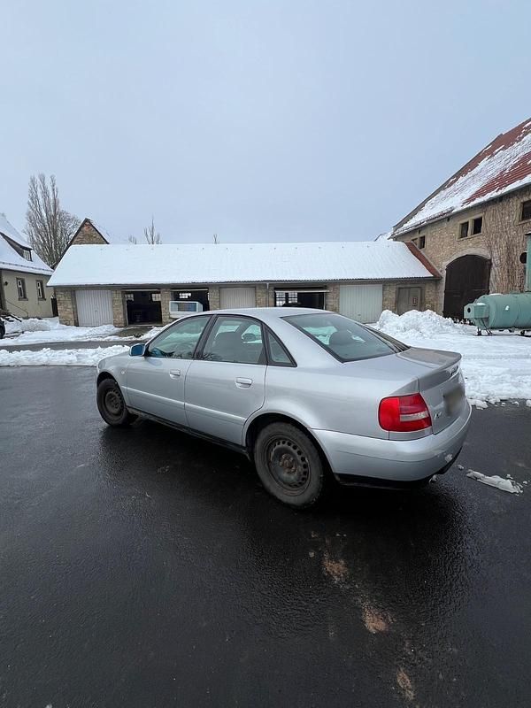 Usado Audi A4 100 CV (73 kW) 2000 Plateado Berlina