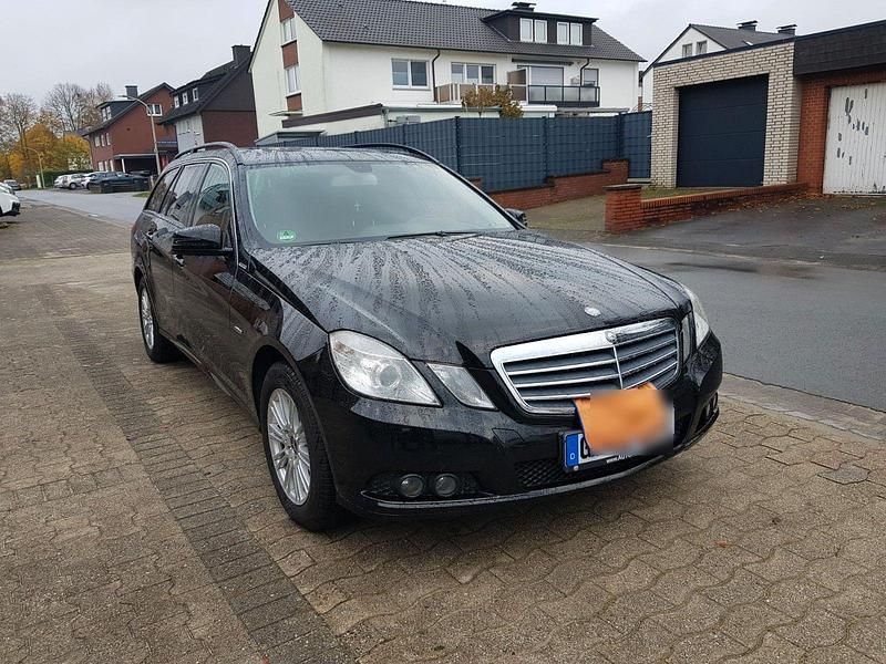 Schwarz Gebraucht 2011 Mercedes E200 Kombi | 14.000 € (Fairer Preis) - Bild 1/4