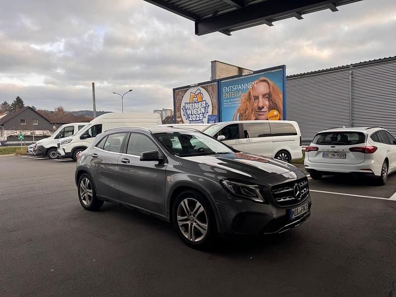 Grau Gebraucht 2019 Mercedes GLA180 Urban SUV | 16.990 € (Guter Preis) - Bild 1/4