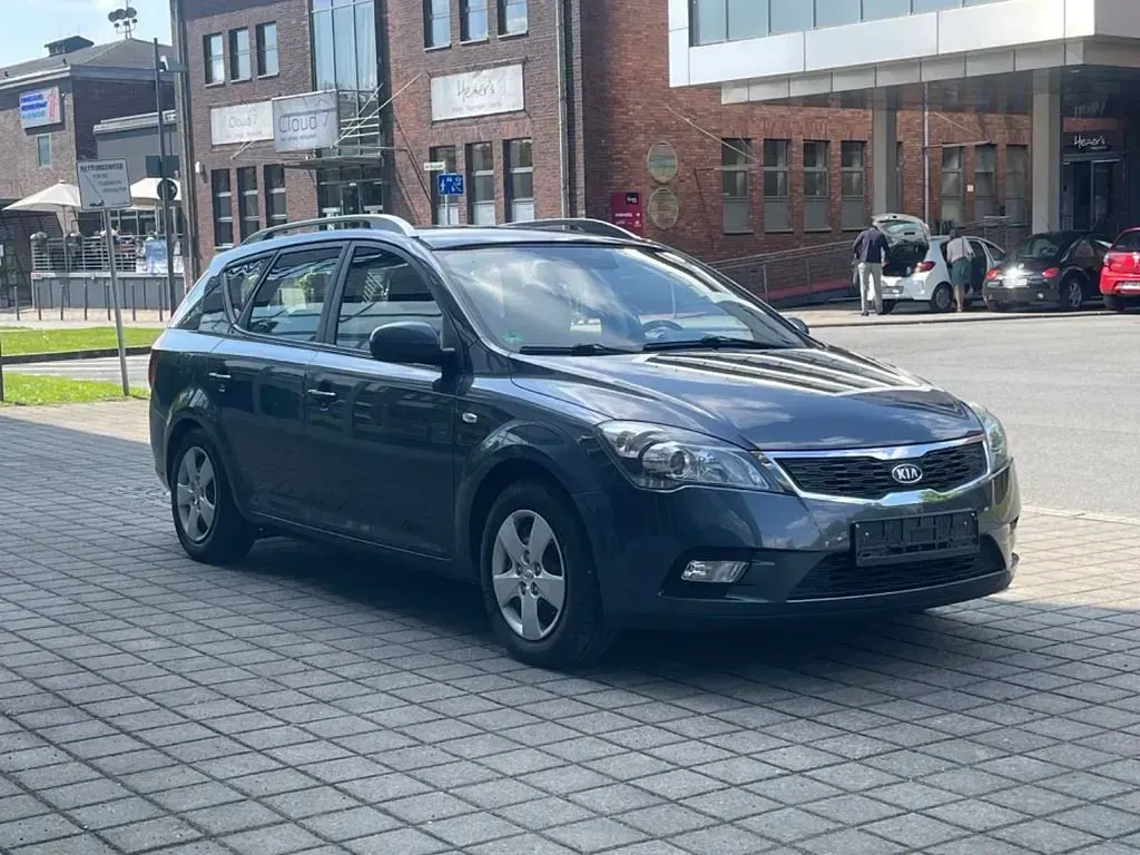 Gebraucht Kia Ceed Sportswagon Vision 109 PS (80 kW) 2010 Grau Kombi