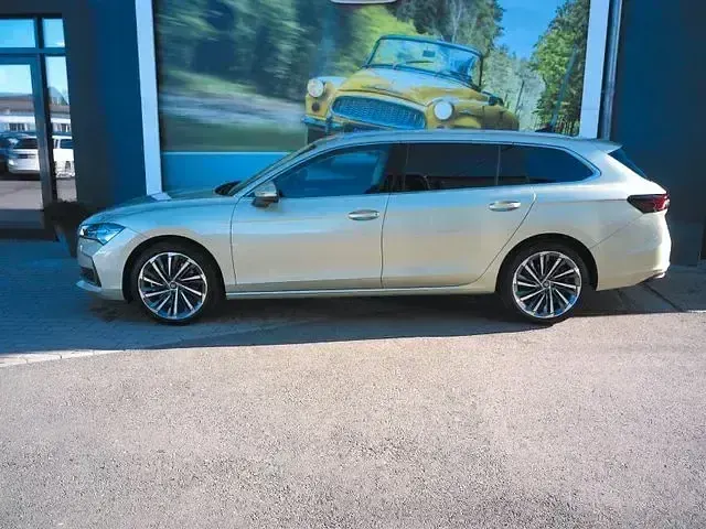 Gebraucht Skoda Superb LAURIN & KLEMENT 204 PS (150 kW) 2025 Gelb Kombi