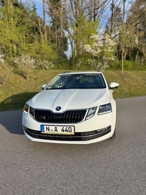 Weiß Gebraucht 2018 Skoda Octavia Style Kombi | 15.900 € (Teuer) - Bild 1/4