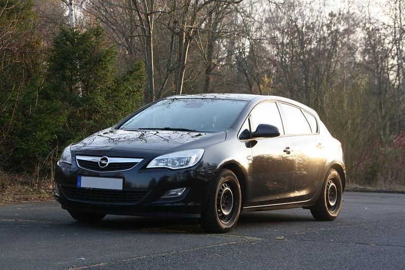 Second-hand Opel Astra Edition 140 CP (102 kW) 2012 Negru Berlinǎ