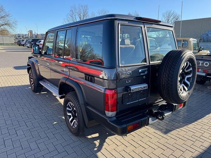 Neu Toyota Land Cruiser 204 PS (150 kW) 2025 Beige SUV