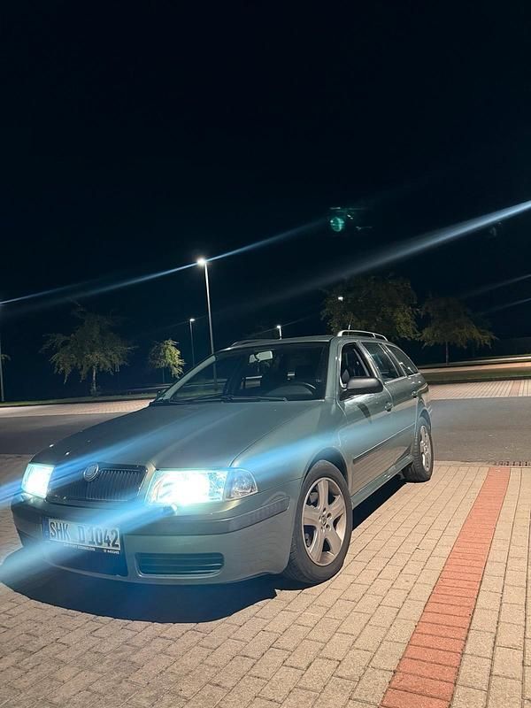 Grün Gebraucht 2002 Skoda Octavia Kombi | 2.490 € - Bild 1/4