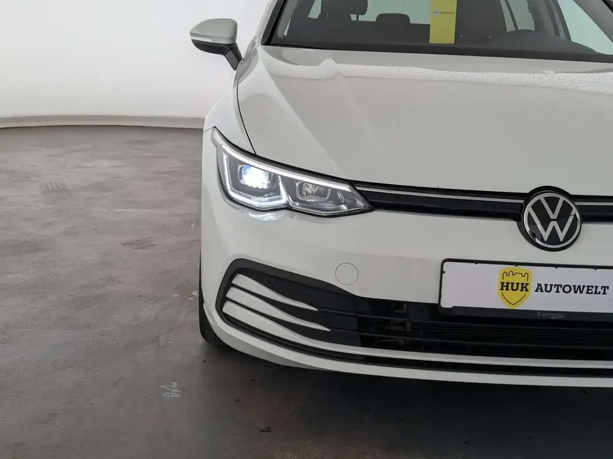 Gebraucht VW Golf VIII Life 131 PS (96 kW) 2023 Weiß Kombi