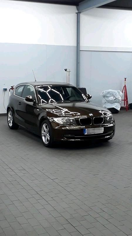 Braun Gebraucht 2009 BMW 118 Lifestyle Kleinwagen | 7.000 € (Teuer) - Bild 1/4