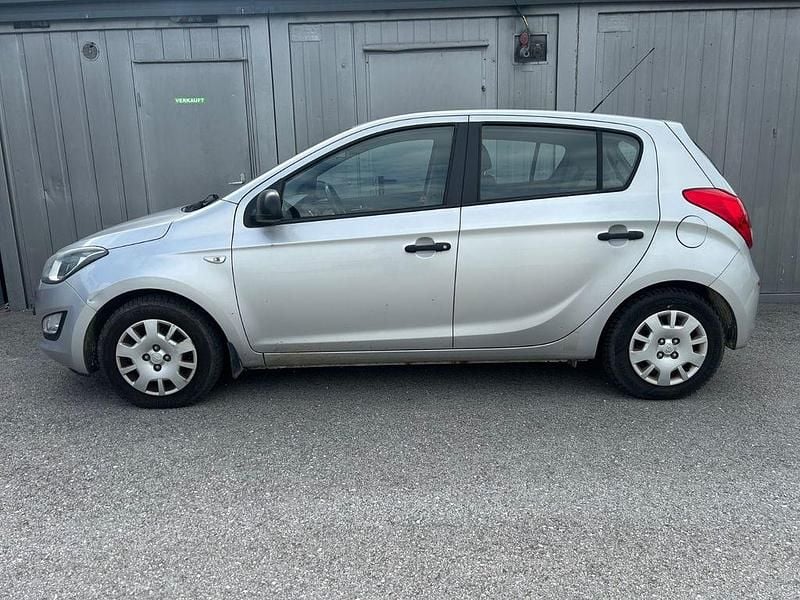 Silber Gebraucht 2013 Hyundai i20 Classic Limousine | 1.850 € (Etwas zu teuer) - Bild 1/4
