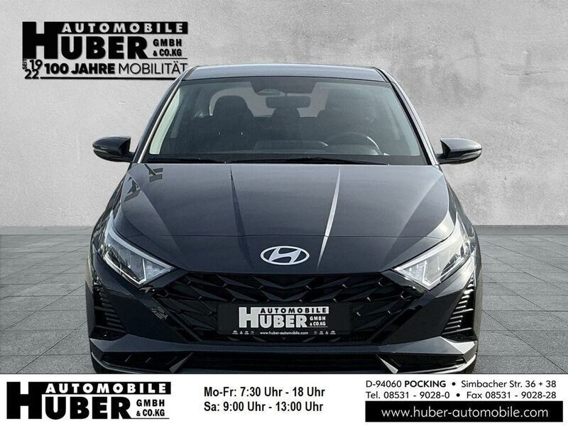 Grau metallic Neu 2025 Hyundai i20 Comfort Limousine | 23.490 € (Fairer Preis) - Bild 1/4