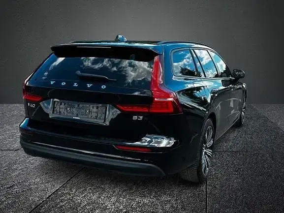 Gebraucht Volvo V60 163 PS (119 kW) 2022 Schwarz Kombi