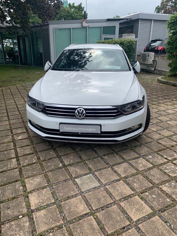Weiß Gebraucht 2018 VW Passat Highline Limousine | 22.000 € - Bild 1/4