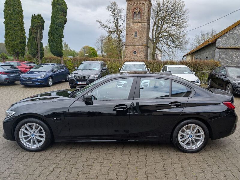 Gebraucht BMW 320e Advantage 163 PS (119 kW) 2022 Schwarz Limousine
