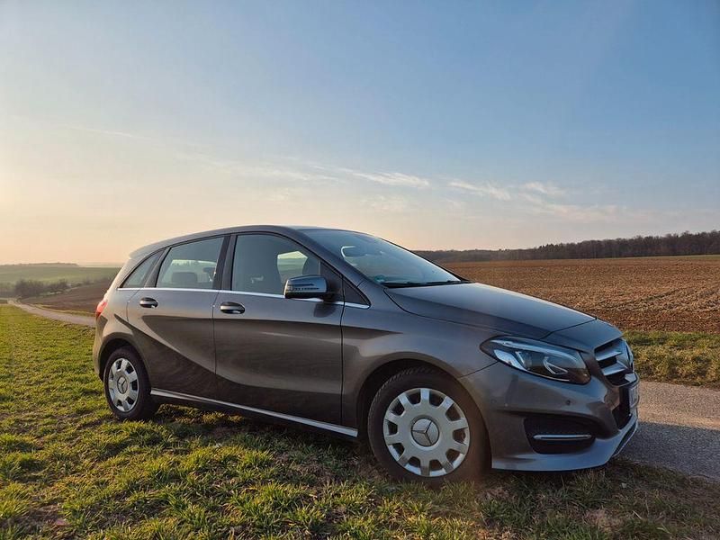 Grau Gebraucht 2017 Mercedes B180 Van / Kleinbus | 9.800 € (Fairer Preis) - Bild 1/4