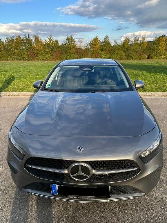 Silber Gebraucht 2023 Mercedes A250 Limousine | 25.999 € (Guter Preis) - Bild 1/4