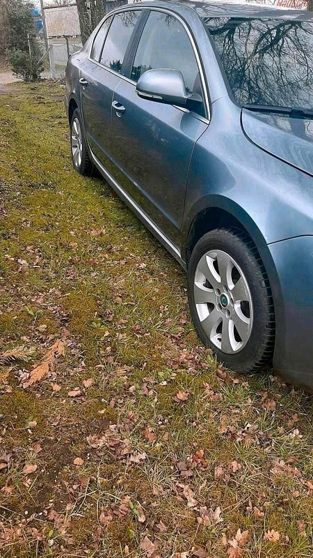 Gebraucht Skoda Superb 160 PS (117 kW) 2012 Silber Limousine