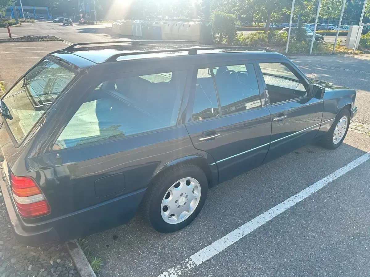 Gebraucht Mercedes E220 150 PS (110 kW) 1996 Blau Kombi