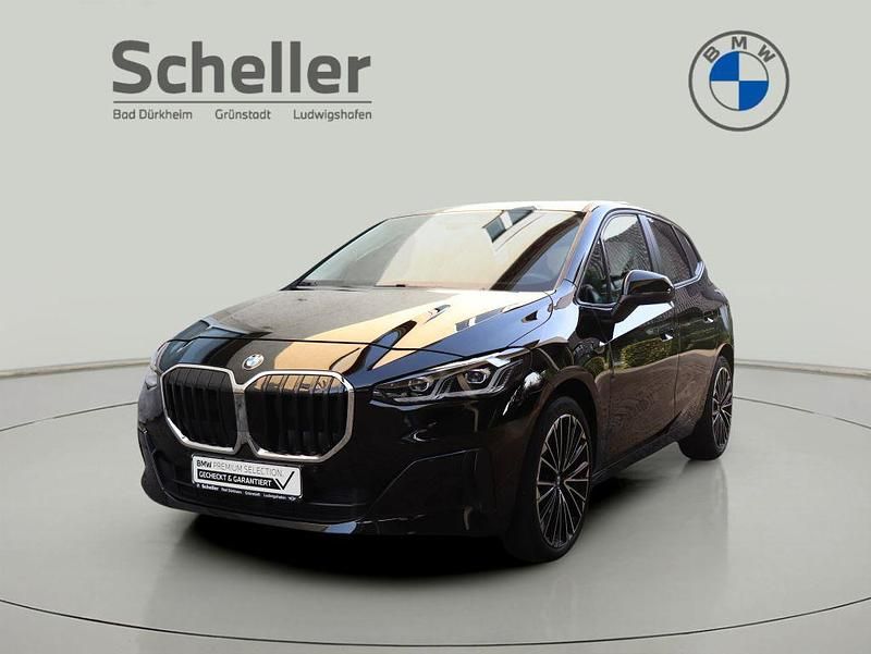 Schwarz ii/bonnet fluid black Gebraucht 2023 BMW 220 Active Tourer Van / Kleinbus | 29.900 € (Fairer Preis) - Bild 1/4