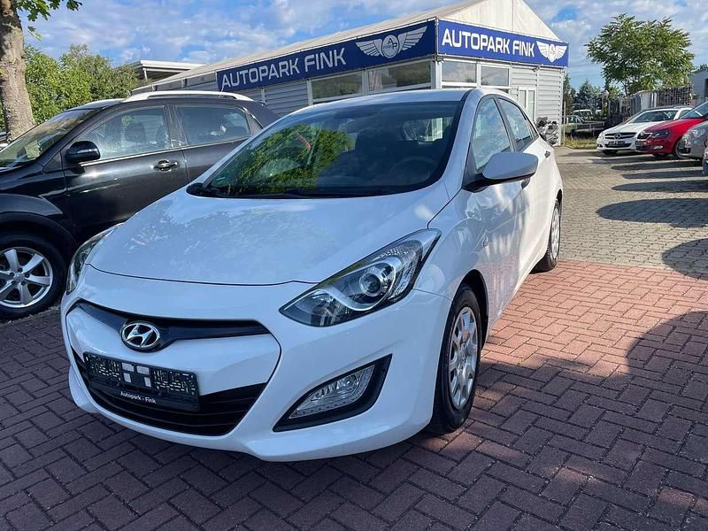Creamy white Gebraucht 2013 Hyundai i30 Classic Kleinwagen | 6.700 € (Fairer Preis) - Bild 1/4