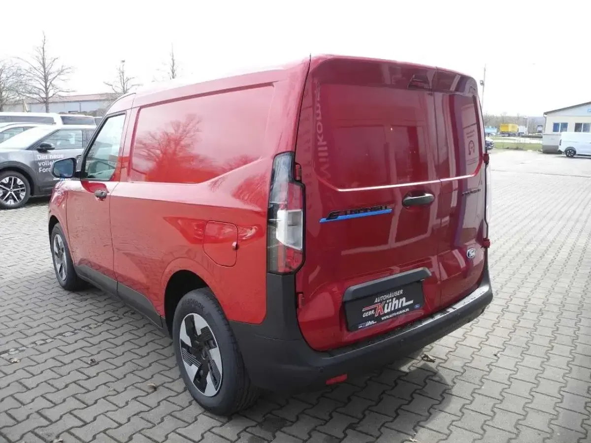 Nowe Ford Transit Trend 100 kW (136 KM) 2026 Czerwony Minivan