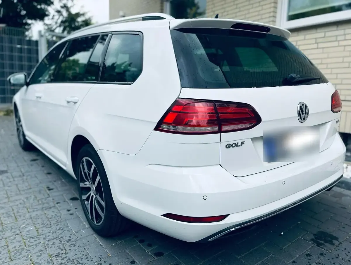 Gebraucht VW Golf VII 110 PS (80 kW) 2021 Weiß Kleinwagen