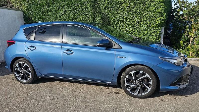 Blau Gebraucht 2016 Toyota Auris Hybrid Limousine | 11.500 € (Fairer Preis) - Bild 1/4