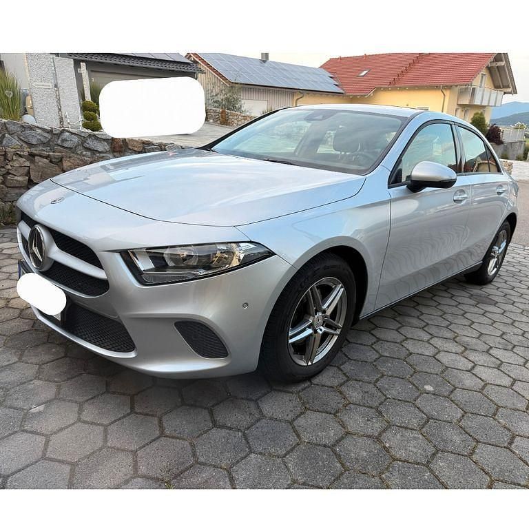 Grau Gebraucht 2020 Mercedes A180 Limousine | 17.699 € (Fairer Preis) - Bild 1/4