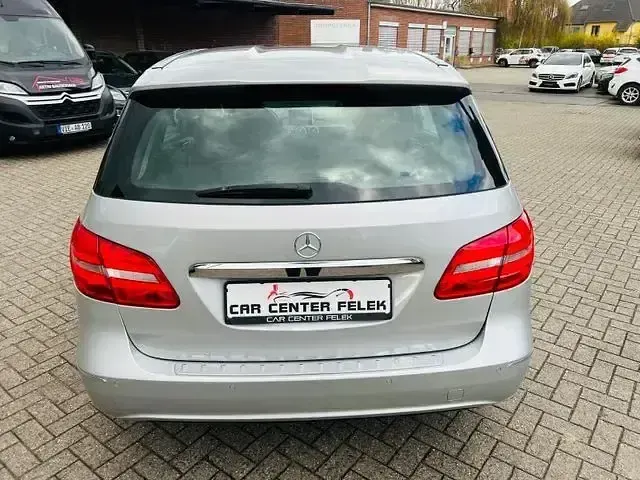 Gebraucht Mercedes B180 122 PS (89 kW) 2014 Silber Van / Kleinbus