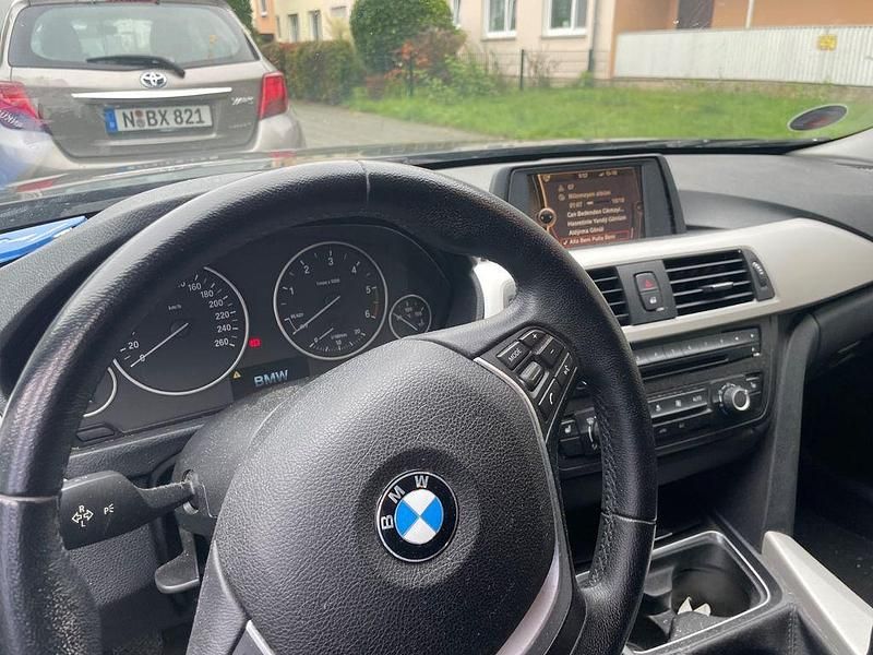 Schwarz Gebraucht 2013 BMW 316 Sport Line Limousine | 6.666 € (Superpreis) - Bild 1/4
