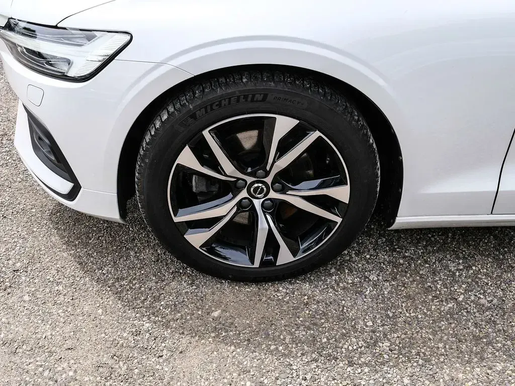 Gebraucht Volvo V60 Core 163 PS (119 kW) 2024 Weiß Kombi