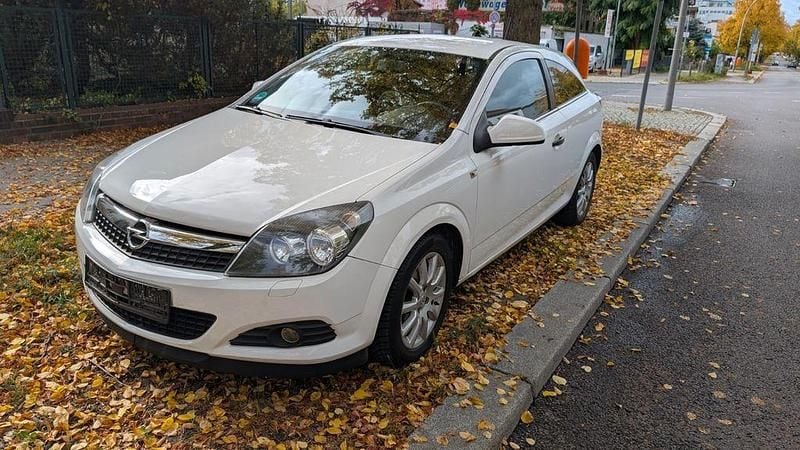 Weiß Gebraucht 2010 Opel Astra GTC Limousine | 2.350 € (Fairer Preis) - Bild 1/4