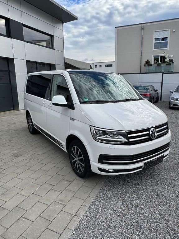 Weiß Gebraucht 2017 VW Multivan Generation Six Limousine | 26.500 € - Bild 1/4