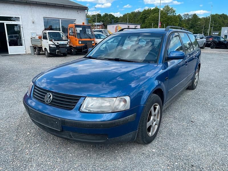 Blau Gebraucht 2000 VW Passat Kombi | 600 € (Guter Preis) - Bild 1/4