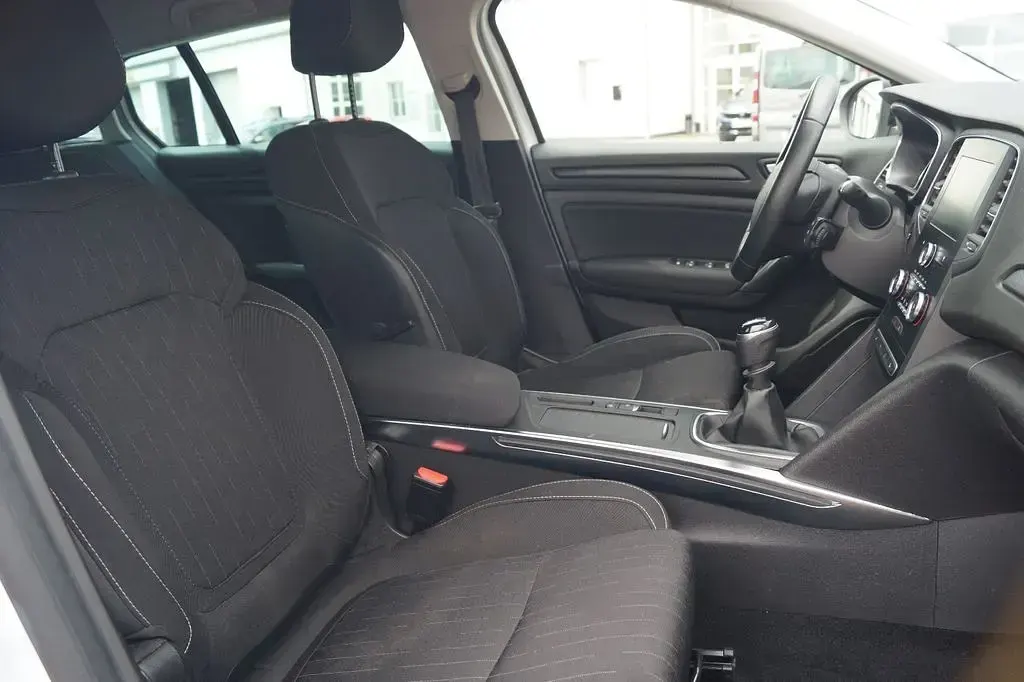 Gebraucht Renault Mégane LIMITED 140 PS (102 kW) 2019 Weiß Limousine