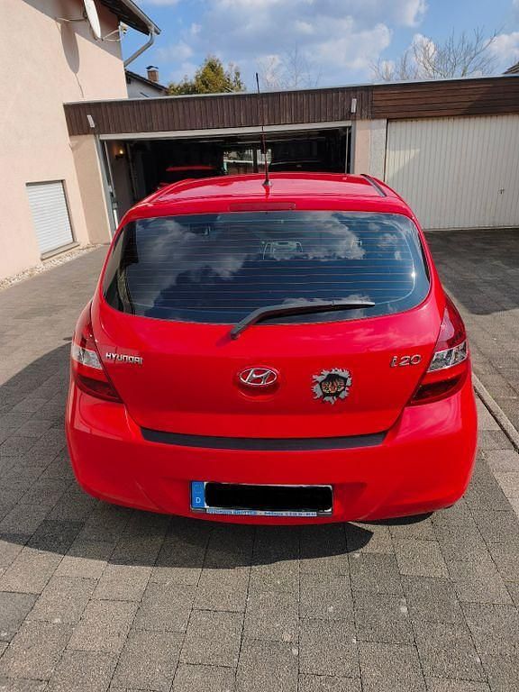 Gebraucht Hyundai i20 77 PS (56 kW) 2011 Rot Kleinwagen