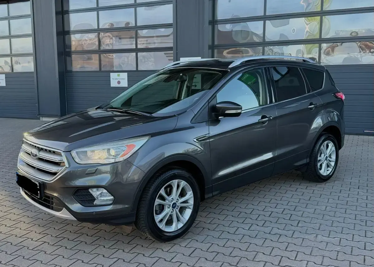 Gebraucht Ford Kuga Titanium 150 PS (110 kW) 2017 Grau SUV