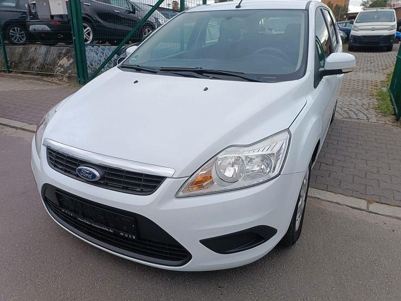 Weiß Gebraucht 2011 Ford Focus Kombi | 2.999 € (Guter Preis) - Bild 1/4