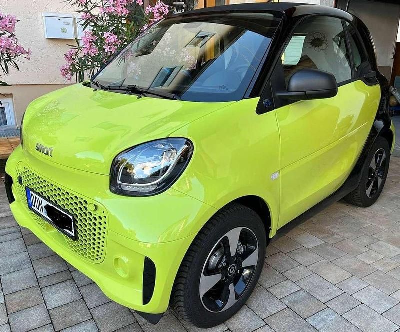 Grün Gebraucht 2023 Smart ForTwo Electric Drive Passion Coupé | 14.300 € (Fairer Preis) - Bild 1/4