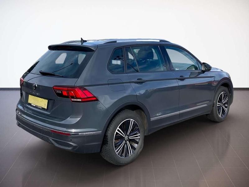 Gebraucht VW Tiguan Active 131 PS (96 kW) 2022 Delfingrau SUV
