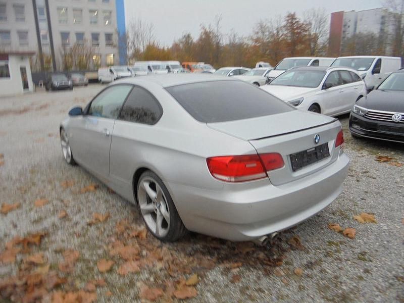 Gebraucht BMW 320 170 PS (125 kW) 2008 Titansilber Coupé