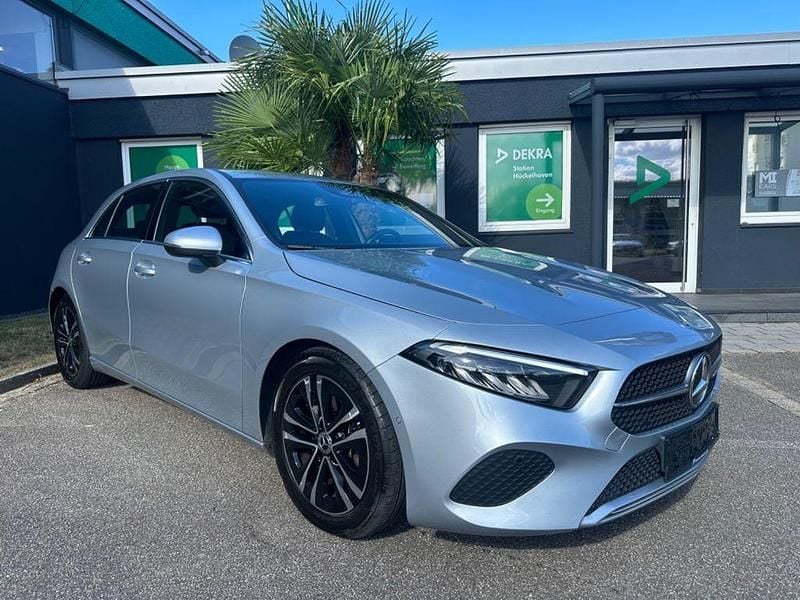 Silber Gebraucht 2024 Mercedes A180 Advanced Limousine | 25.490 € (Guter Preis) - Bild 1/4